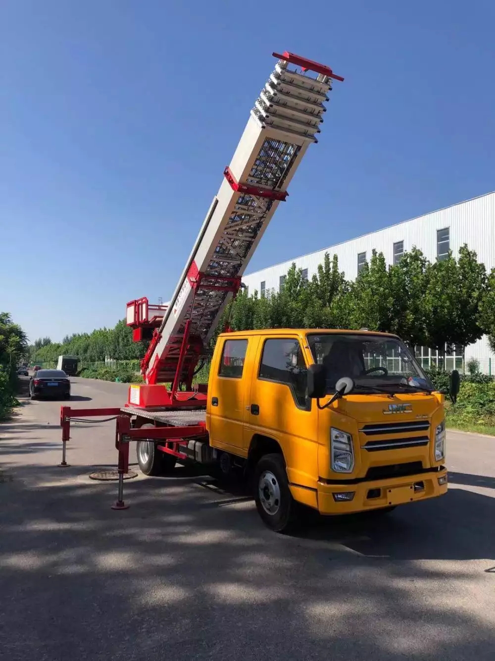 阜阳颍东附近的云梯车出租服务：轻松解决高空作业需求