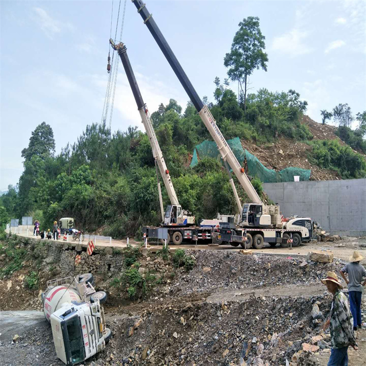 阜阳颍东汽车掉沟里叫吊车救援要多少钱